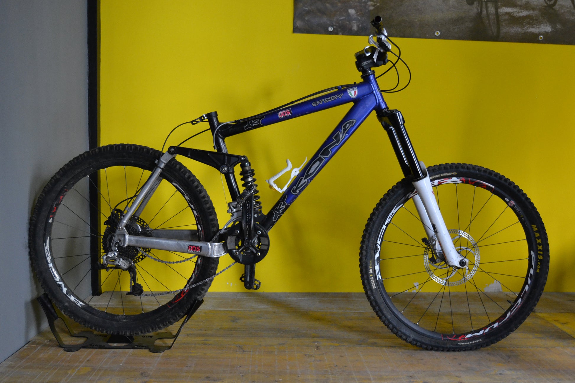 Downhill Mountain Bikes Kona Super Stinky Kona STINKY 2010 2010